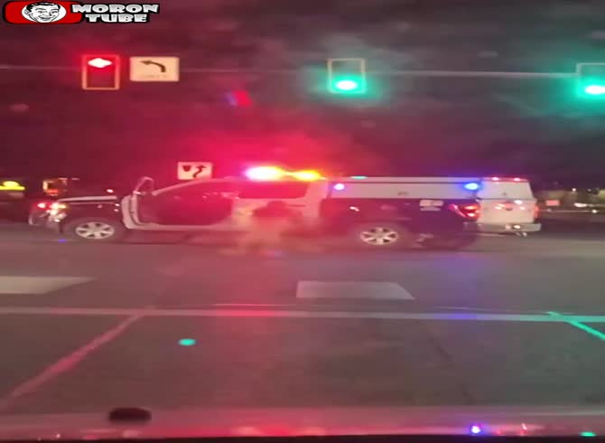 Video :He attacks a policeman while naked and drives off in his patrol car